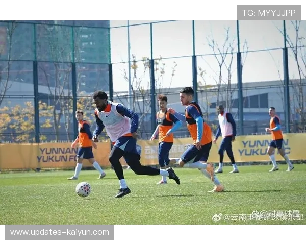 云南玉昆队内对抗赛橙队3-2胜白队,新援黄紫昌克莱伯破门 云南玉昆队内对抗赛橙队3-2胜白队,新援黄紫昌克莱伯破门