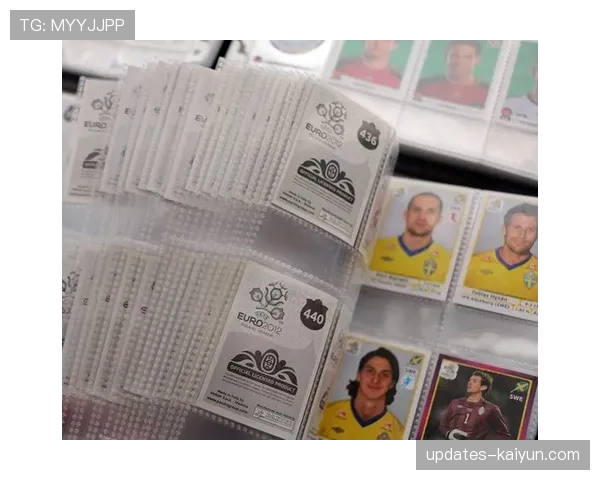 足球收藏文化延续：球迷分享扑克牌等周边纪念品